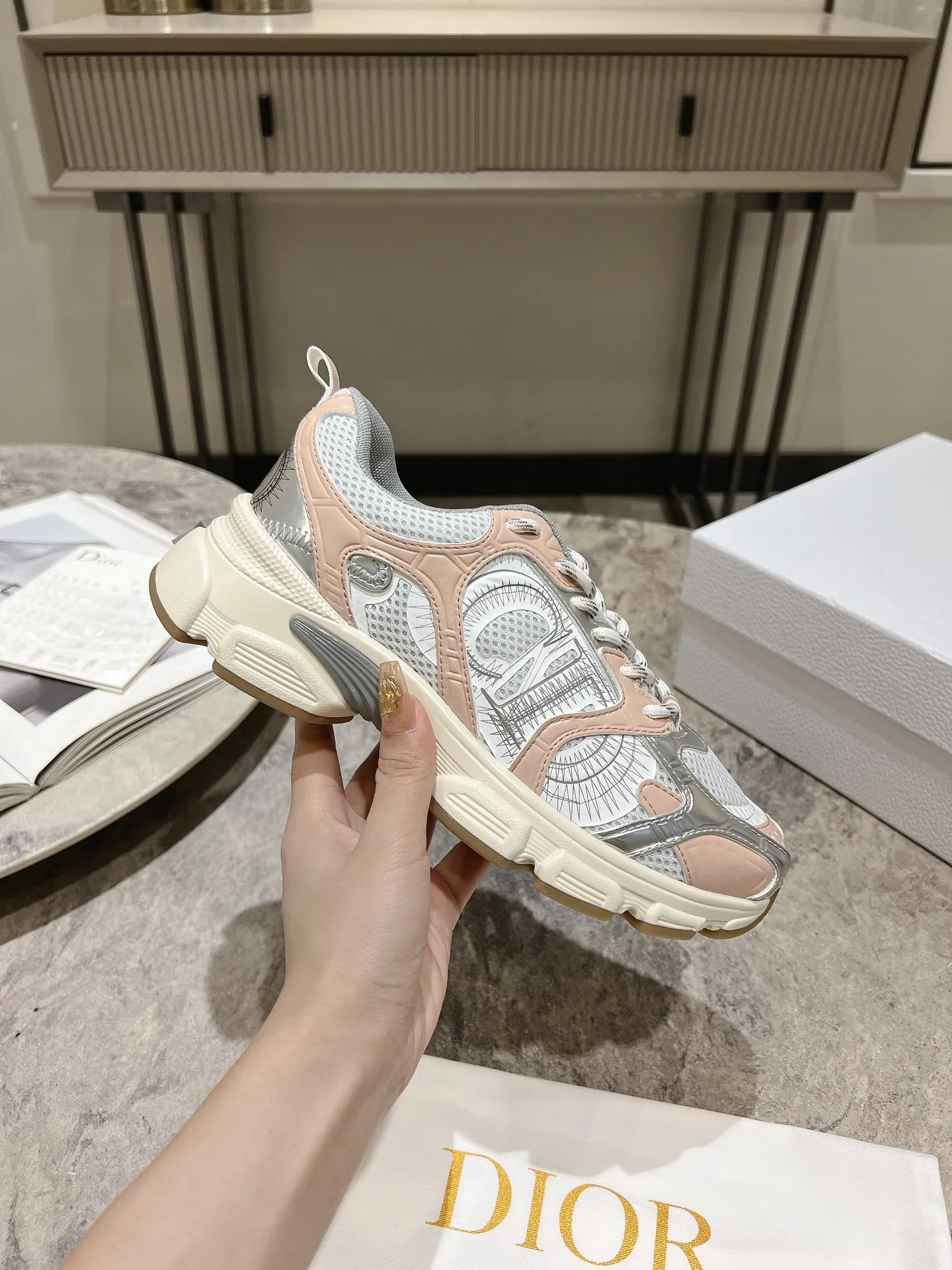 👟👟Ex-factory price 600👟👟 The latest hot model, the star model 2024 main hot product, the newly released Dior Chrono new casual sports shoes, running shoes, dad shoes are really cool, full of futuristic feeling! Really cool! Once again interpreting Dior's concept of cool fashion, the lucky star will bless you with good luck. The new EVA sole is super light and super soft! A perfect replica of the original! Fully matched material and mold! ! Women’s size: 35-39 (40.41 customized)